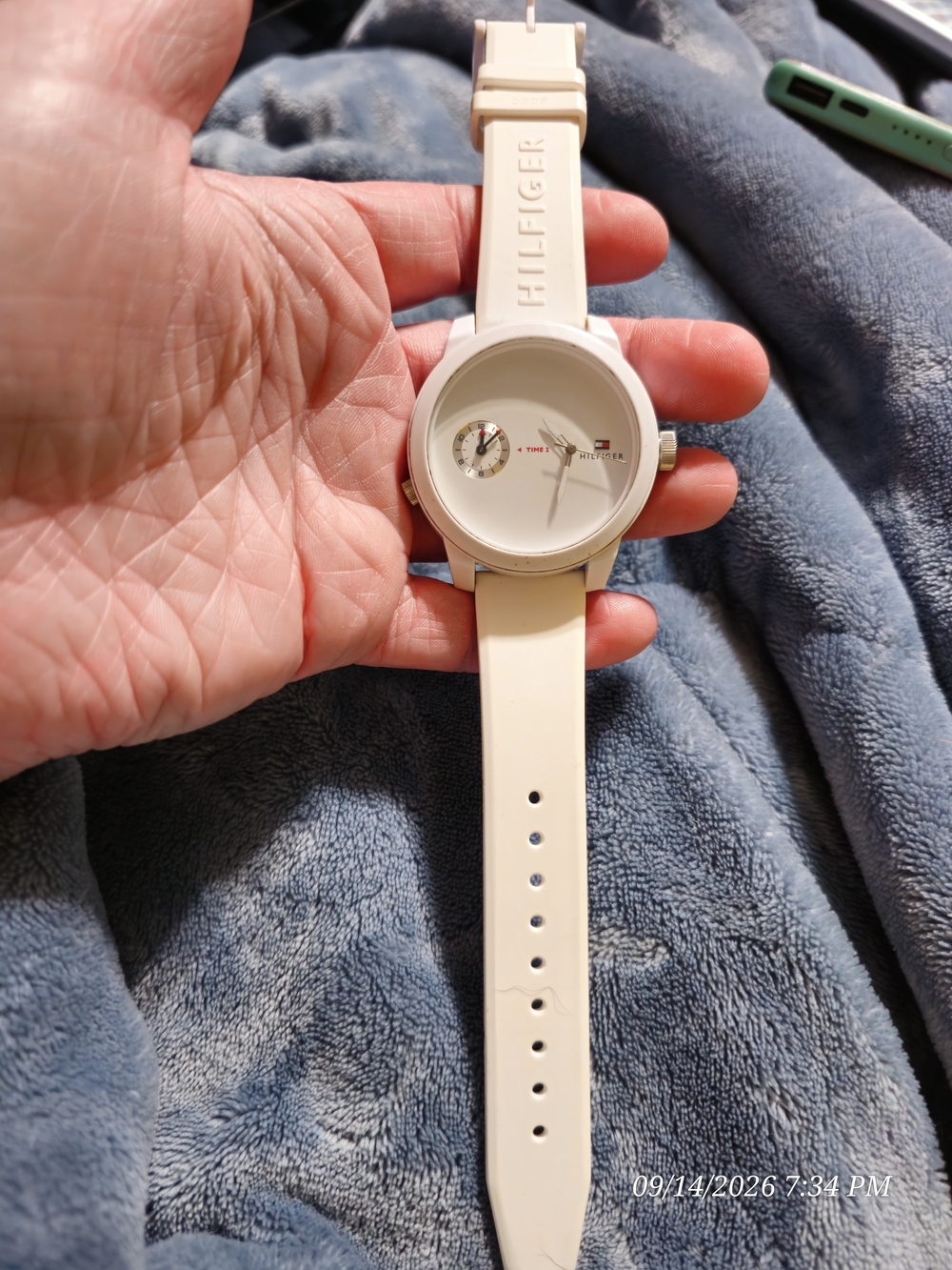 Tommy Hilfiger Classic! Cream Silicone Strap Women’s Watch Needs Battery.